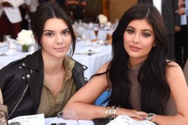 Todo mal: Kendall y Kylie Jenner, obligadas a retirar sus remeras con bandas de rock