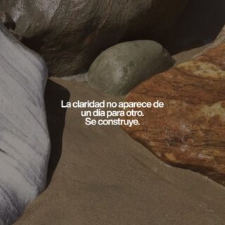 La claridad no aparece de un día para otro.
Se construye.
Pero lo que casi nadie dice es esto: podés estar años construyéndola… sin darte cuenta. 
A mí me pasó. 
Sabía que quería comunicar algo propio. Pero no lograba bajarlo a un mensaje claro. 
Subía contenido. Mucho. 
Pero no se sentía alineado. Y eso cansa más de lo que parece. 
No era falta de ideas. Era falta de claridad. 
Mientras tanto, hacía lo que sí sabía hacer: trabajar con marcas y personas. 
Ordené mensajes. Armé estrategias. Ayudé a otros a crecer y sostener su presencia digital. 
Y sin darme cuenta, me estaba entrenando. 
Aprendiendo cómo se construye: — un mensaje que conecta — una identidad que se sostiene — una presencia que no depende de la motivación 
Hoy todo eso tiene forma.
No es solo intuición. Es un método. 
Una forma de ordenar la comunicación, el contenido y la marca personal desde un lugar estratégico, pero también humano. 
Eso es ALÍNEA. 
Para personas que saben que tienen algo potente… pero necesitan claridad, estructura y dirección para sostenerlo.

Si te sentís ahí, escribime ALÍNEA y vemos si esto es para vos.